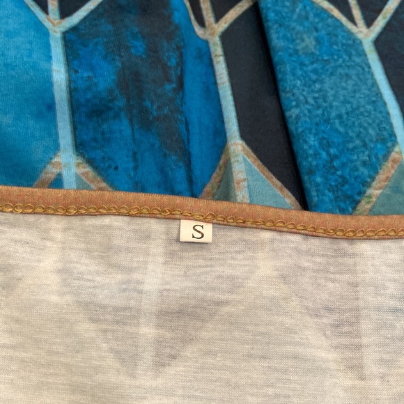 Beautiful poly and cotton top with rounded neck - Picture 3 of 5